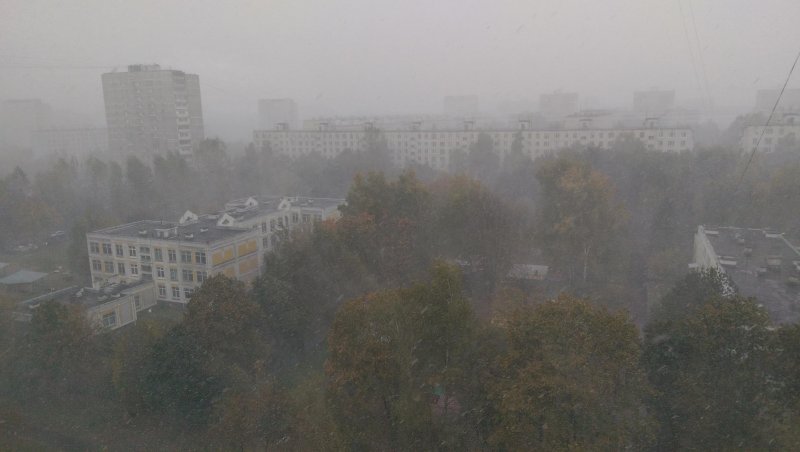 Свежий крепкий чай в кружке, снежная крупа за окном…